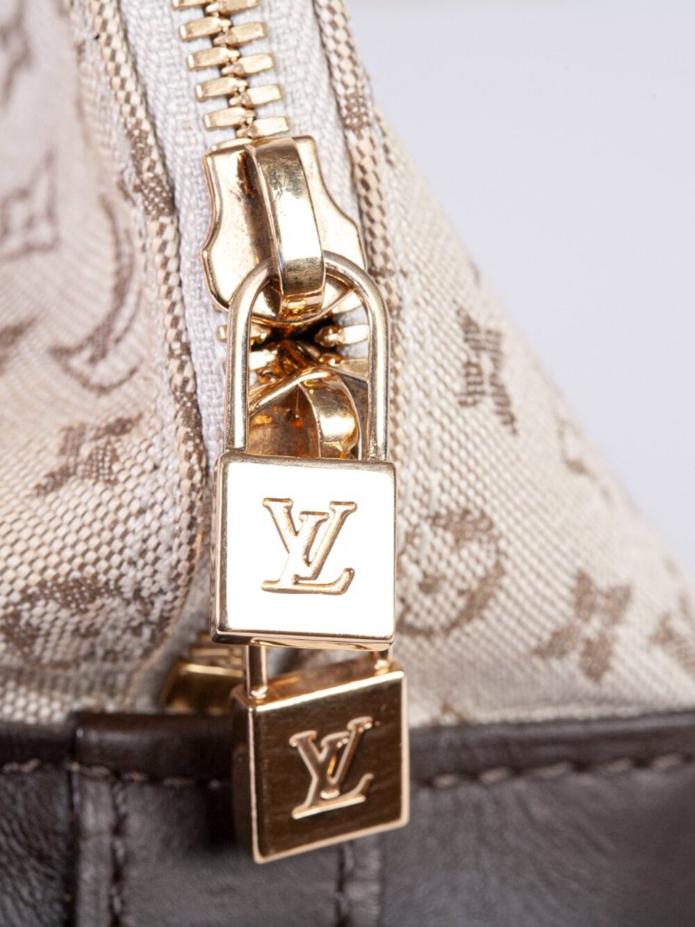 Authentic Louis Vuitton Mini Monogram Alma Long Kaki - Picture 11 of 14